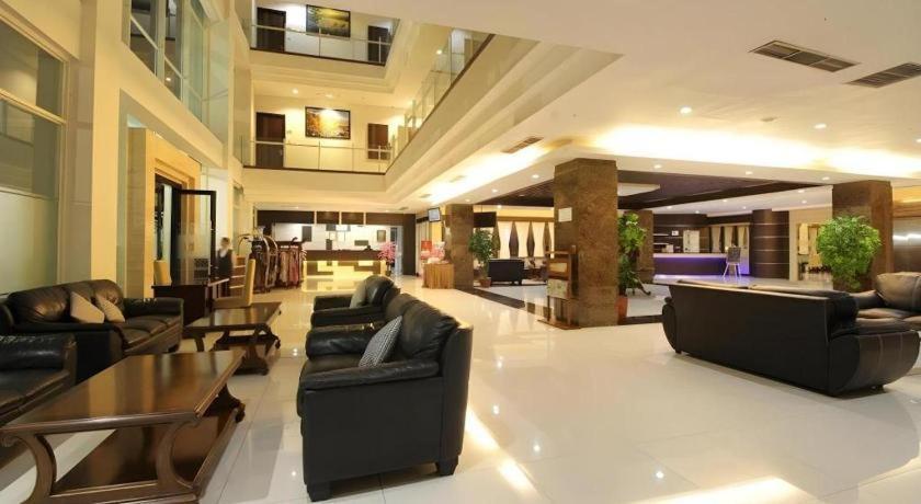 Megaland Hotel Solo מראה חיצוני תמונה